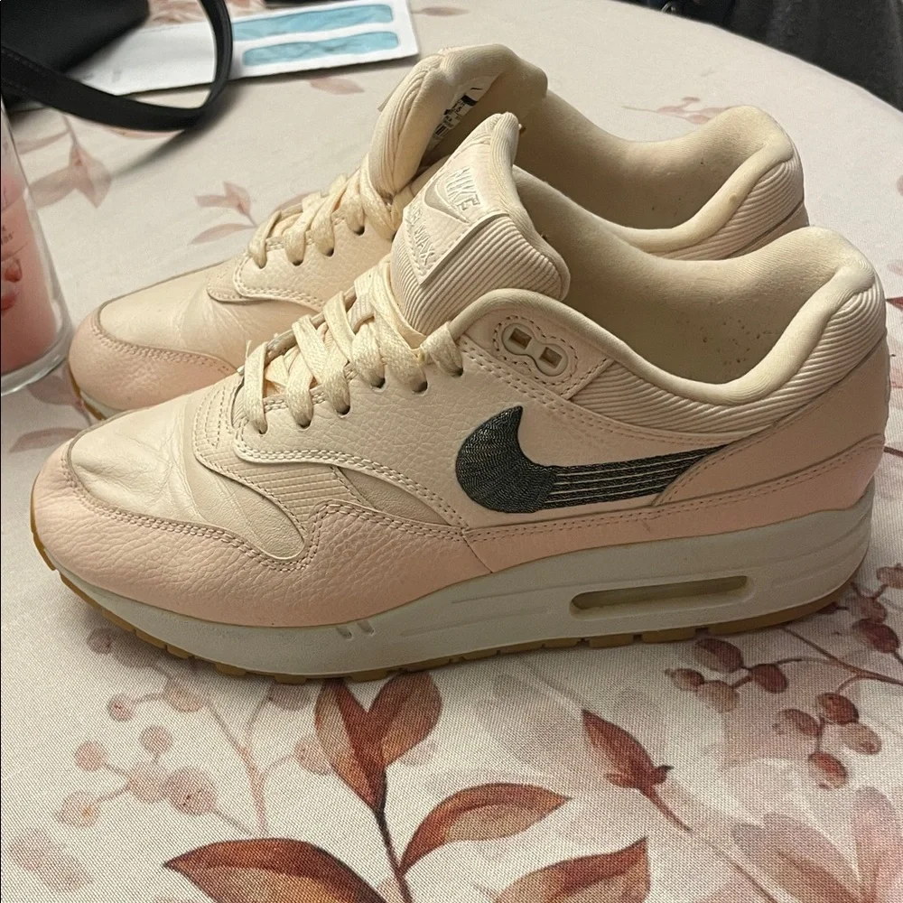 Nike Air Max Women's Pink and Black Sneakers - Picture 6 of 7